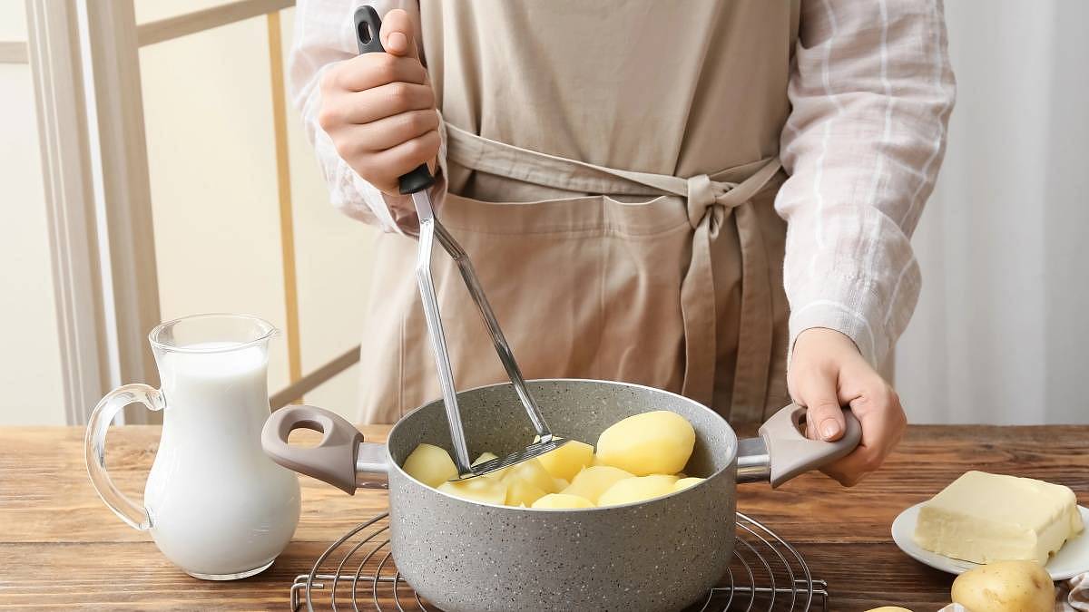 Zapomenuté pokrmy, které oživí váš jídelníček: Bramborová kaše s kroupami, uhlířina a jáhelník