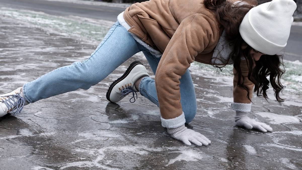 Ledovka bude hrozit až do čtvrtka, je nevyzpytatelná a umí ochromit Česko