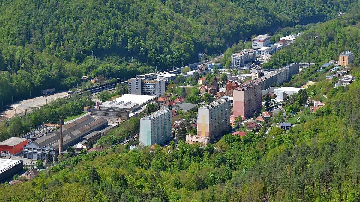 Adamov: Panelové město obklopené lesy a turistickými trasami