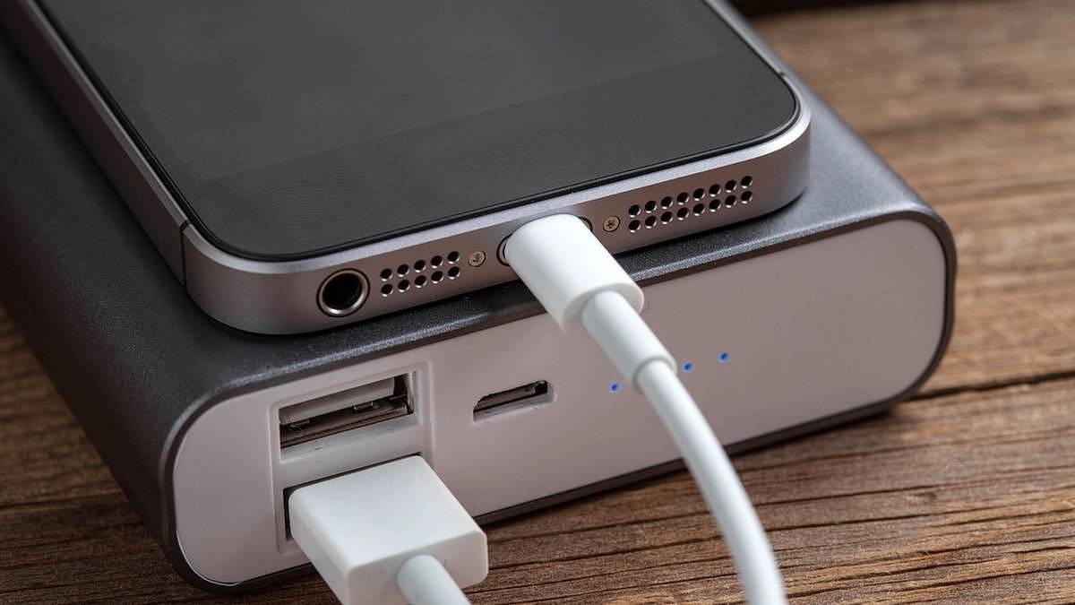 Rizika přehřátí elektroniky: Noční nabíjení může zvýšit riziko požáru v domácnosti