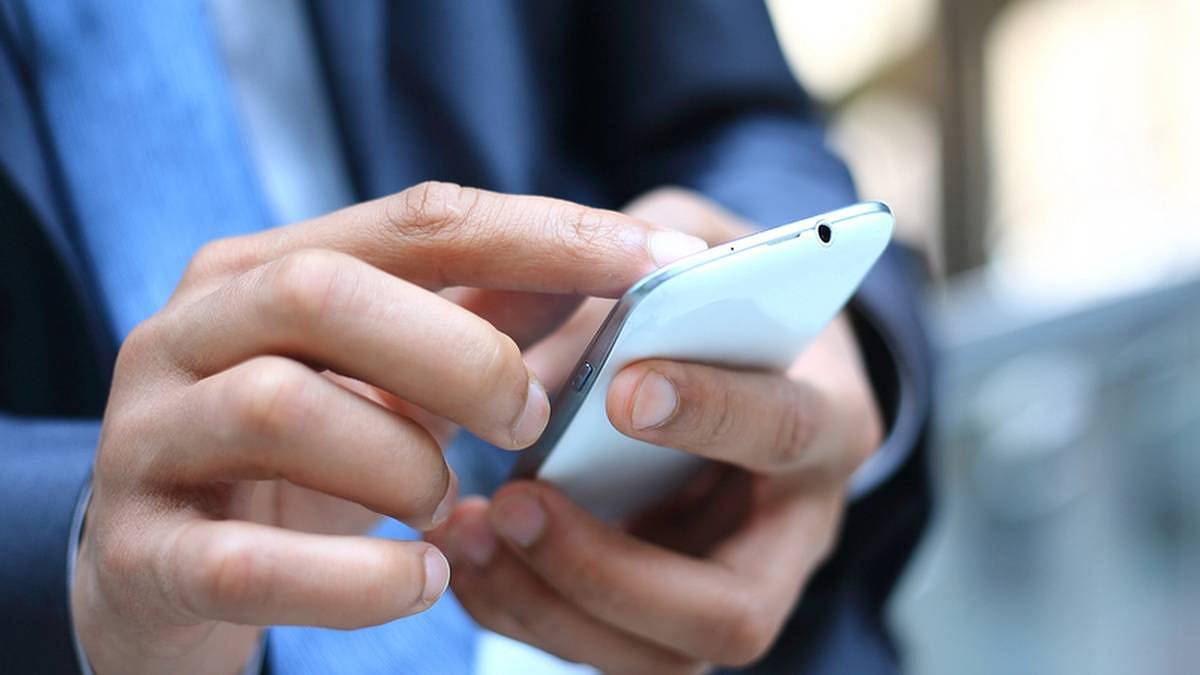 Malá dírka na mobilu: Klíč k potlačení šumu a čistým hovorům