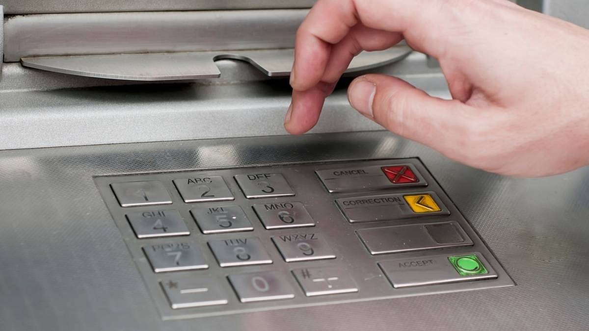 Výběry z bankomatů se prodraží: Banky upravují ceníky a zavádějí nové poplatky