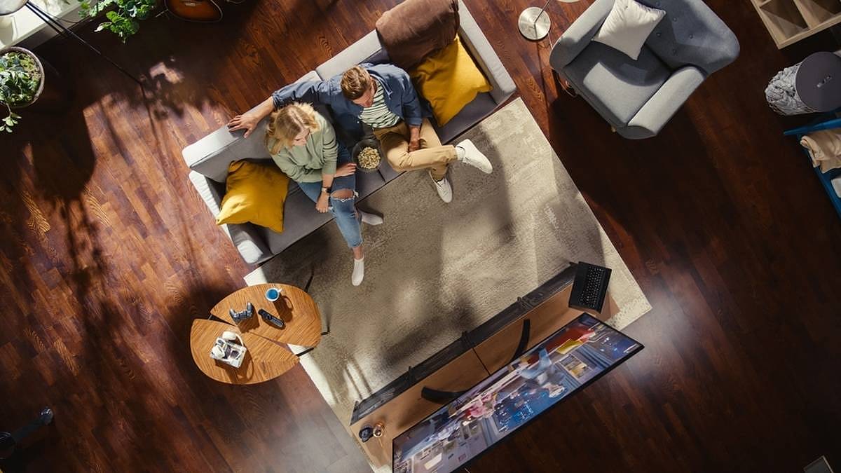 Nová pravidla televizních poplatků: Povinnost platit se netýká cizinců bez trvalého pobytu ani živnostníků s málo zaměstnanci