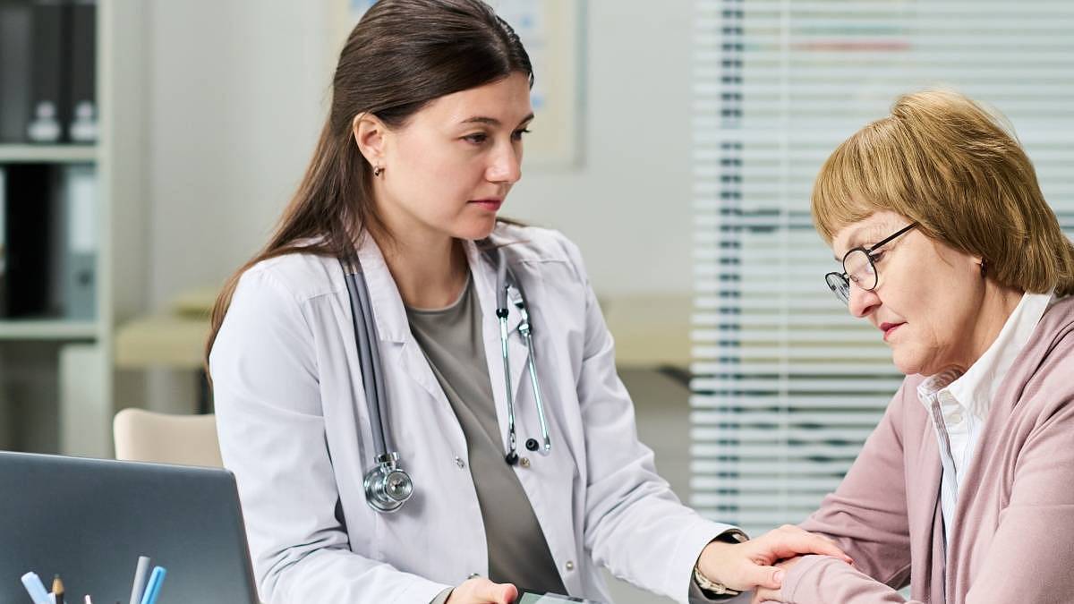 Zdravotnictví bez budoucnosti? Mladí lékaři odcházejí, starší nestíhají