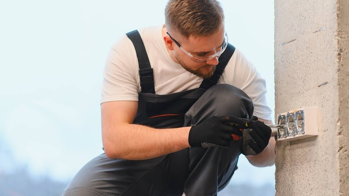 Česko se potýká s nedostatkem elektrikářů. Přitom jde o dobře placenou práci