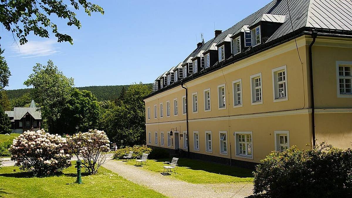 Lázně Karlova Studánka vypadají jako z pohádky. Lidé sem jezdí hlavně za klidem