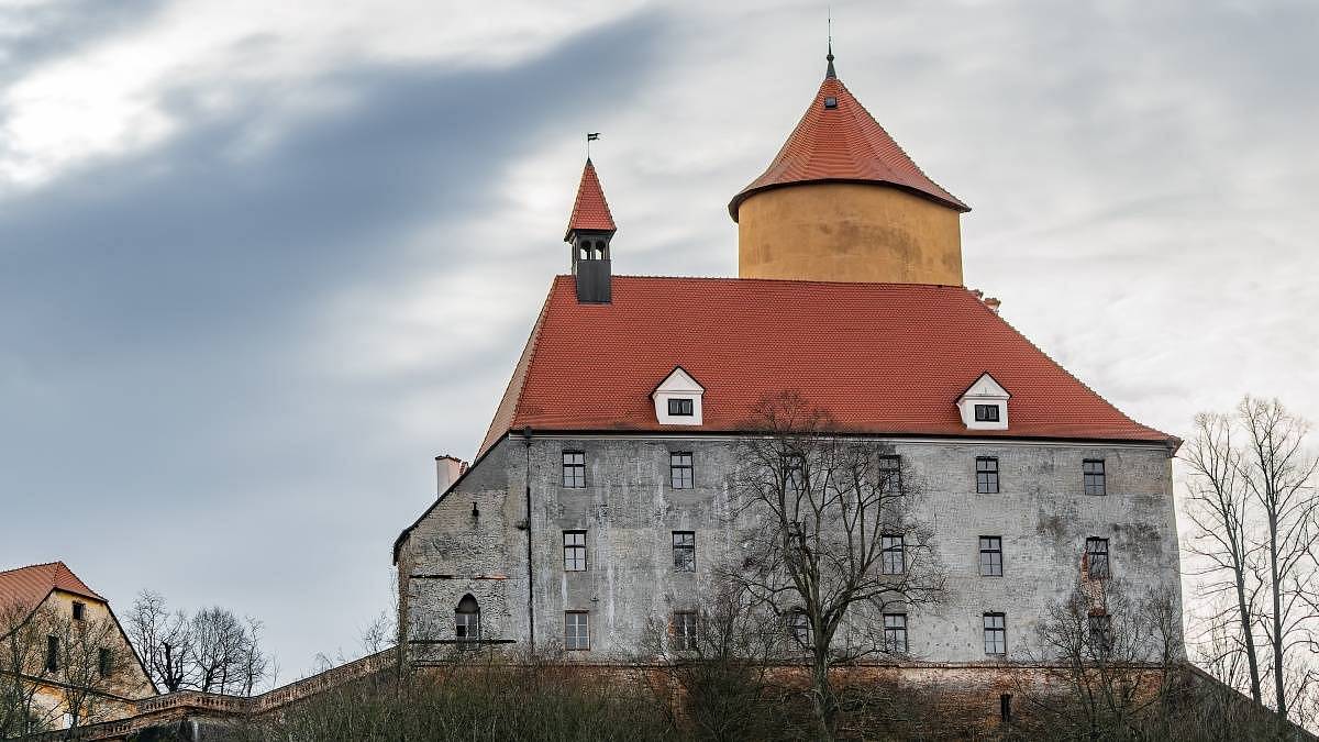 Kam se hrabe Karlštejn. Nejkrásnější hrad Česka je úplně jiný