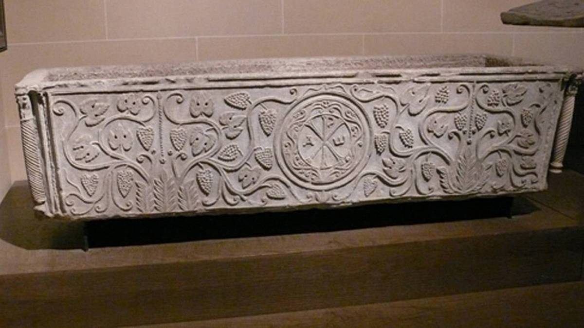 Při opravách v Notre Dame archeologové odkryli překvapivý nález – olověný sarkofág lidského tvaru ze 14. století