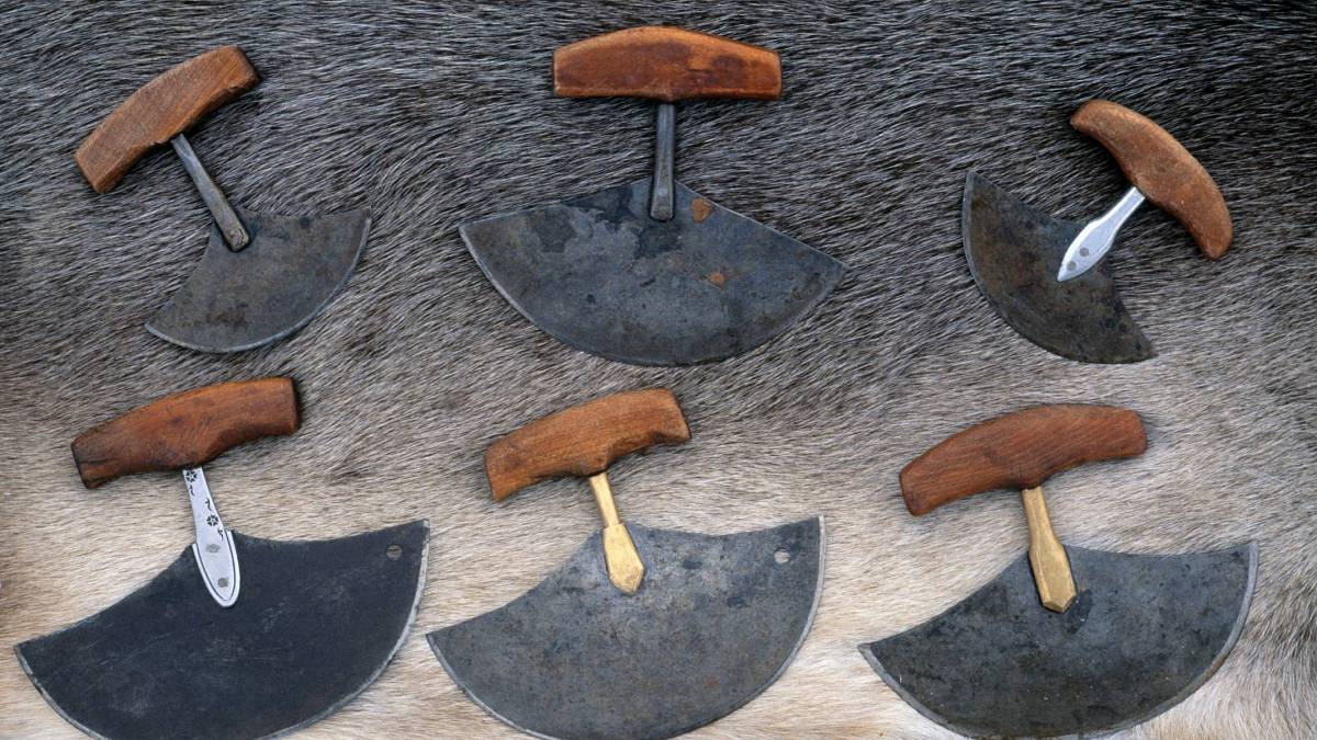 Ulu, nůž pro ženy, používají Inuitky téměř 5000 let. Na ryby, kůže, oblečení i řezání dětských vlasů