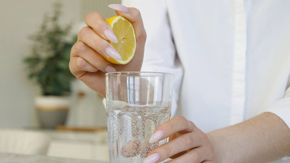Citronová voda po ránu je zdravotní zázrak. Většina Čechů ale dělá zásadní chybu