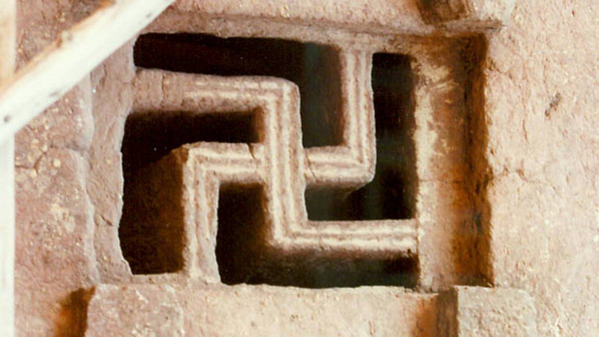 V západním světě je dnes svastika, tedy hákový kříž, synonymem fašismu, ale jeho pravá historie sahá až tisíce let do minulosti
