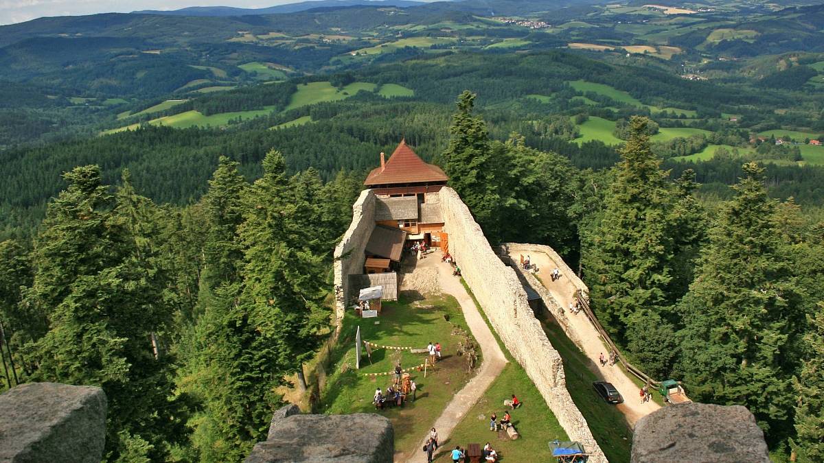 Všichni víme, jaké stavby Karla IV. máme v Praze. Jeho stopy však naleznete různě po České republice