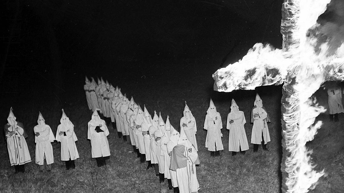 Ku Klux Klan je synonymum rasismu v Americe. Otázkou je, zda je stále aktuální