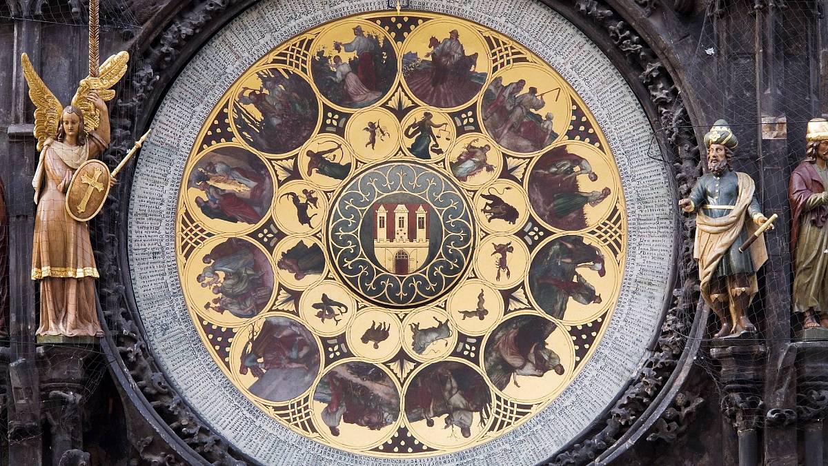 Orloj v Praze je jedním z nejslavnějších hodinových strojů na světě a jeho historie je velmi složitá