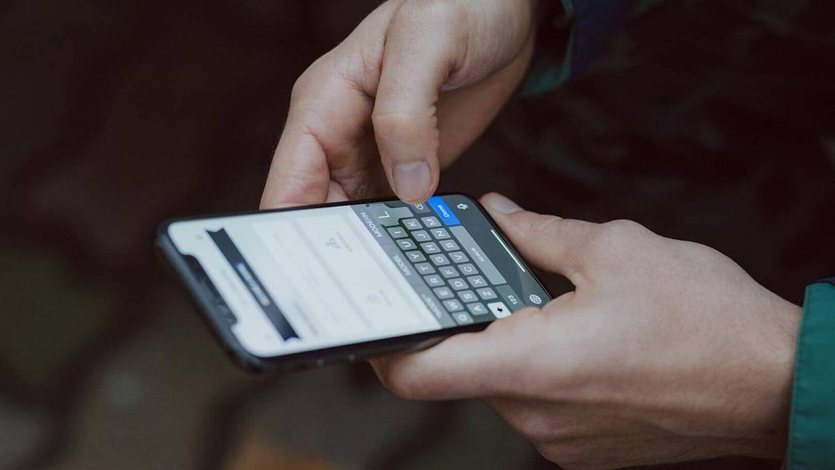 Mobilní špión v kapse: Jaká rizika skrývá běžné nastavení telefonu