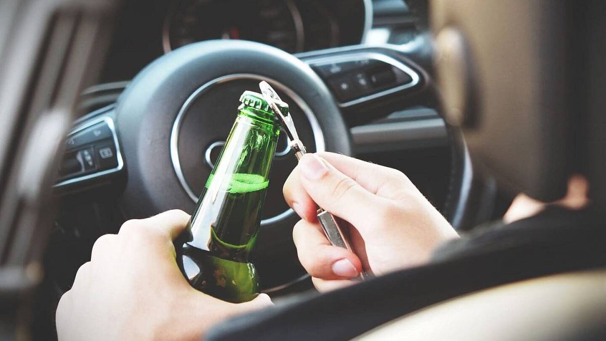 Tohle bylo moc i na otrlé policisty. Řidič nadýchal téměř 4 promile a jel autem bez pneumatiky