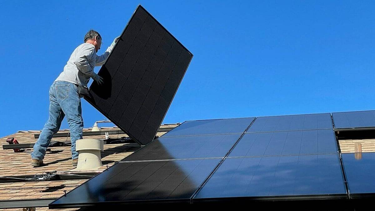 Zapomeňte na fotovoltaiku na střeše či na balkoně. Nově se teď začne dávat úplně jinam