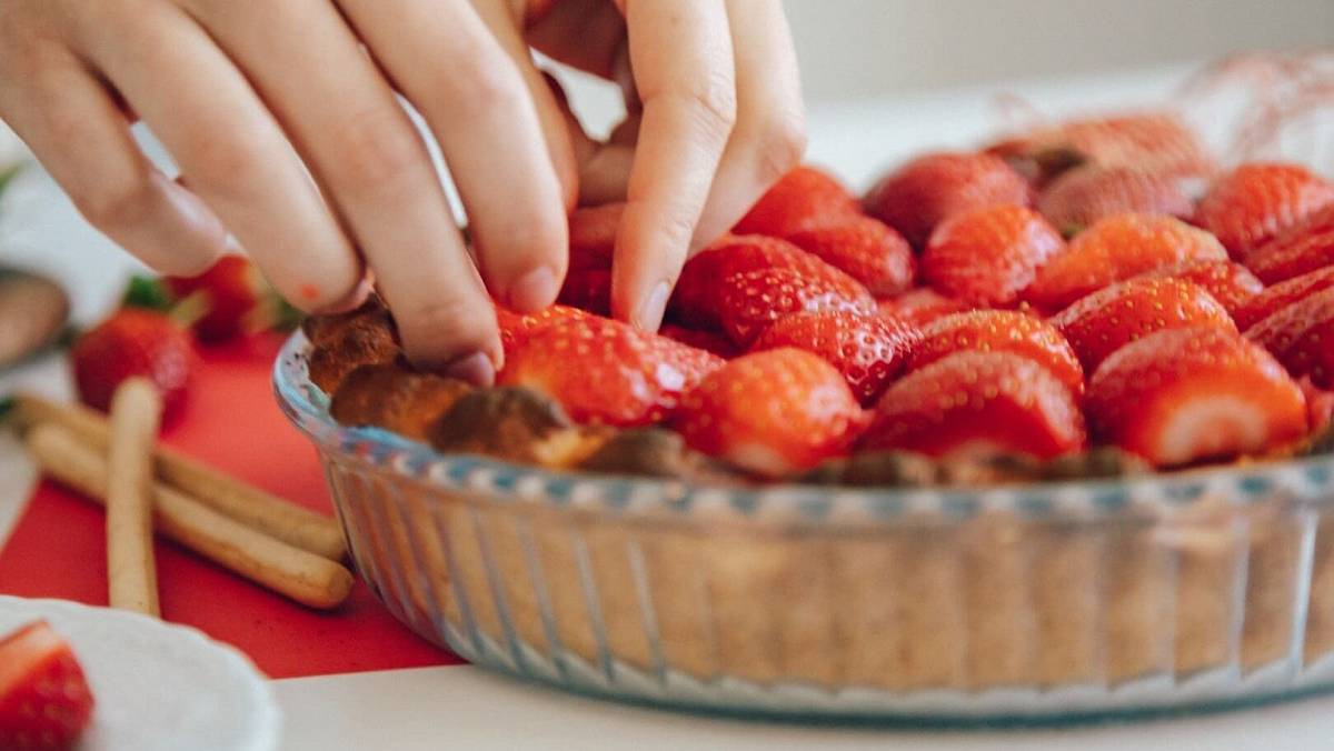Nepečený jahodovo-tvarohový koláč. Blesková delikatesa za pár korun přivede vaše chuťové buňky do extáze