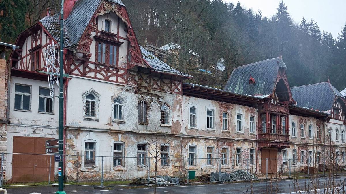 Slavné lázně Kyselka zchátraly a upadly v zapomnění. Dnes se do nich pomalu vrací život