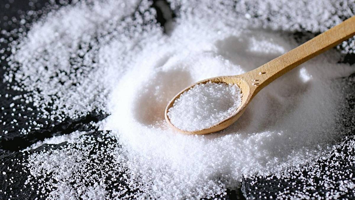 Kečup může obsahovat stejné množství soli jako chipsy. Proč se vyplatí číst etikety?