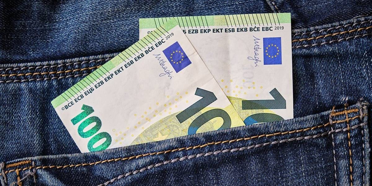 Stát radí vybrat hotovost: Tuto základní sumu by měl mít doma úplně každý Čech