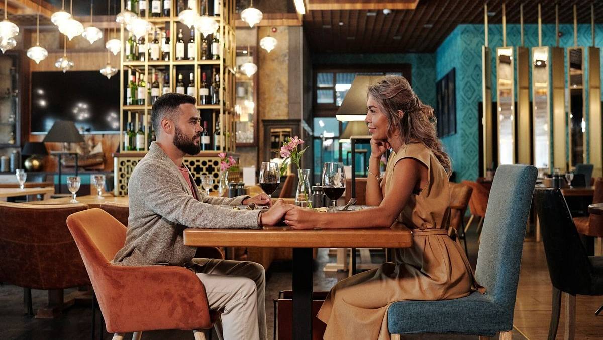 V restauraci jsem zaplatila za manžela. Číšník si mě vzal stranou a zašeptal mi větu, co do smrti nezapomenu