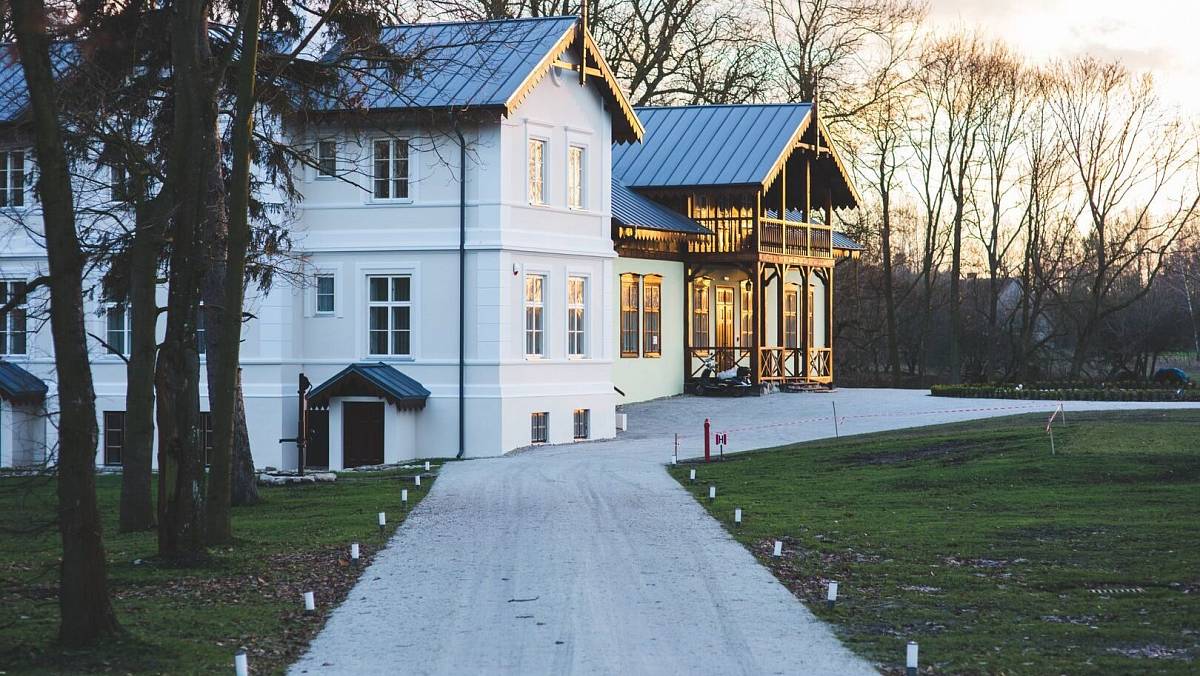 Češi vykopávají dlážděné příjezdové cesty. Zamilovali se do starého a mnohem lepšího způsobu úpravy