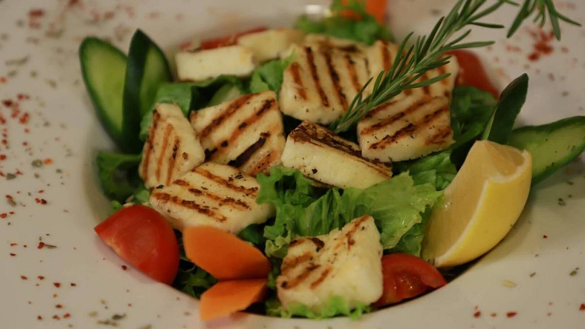Halloumi a zdraví kostí: Jak často ho jíst a co říká věda