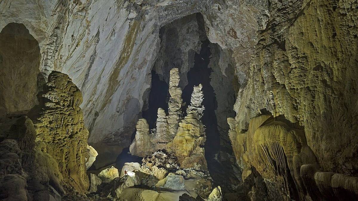 Lesník se schoval před deštěm. Objevil jeskyni tak velkou, že by se do ní vešel mrakodrap