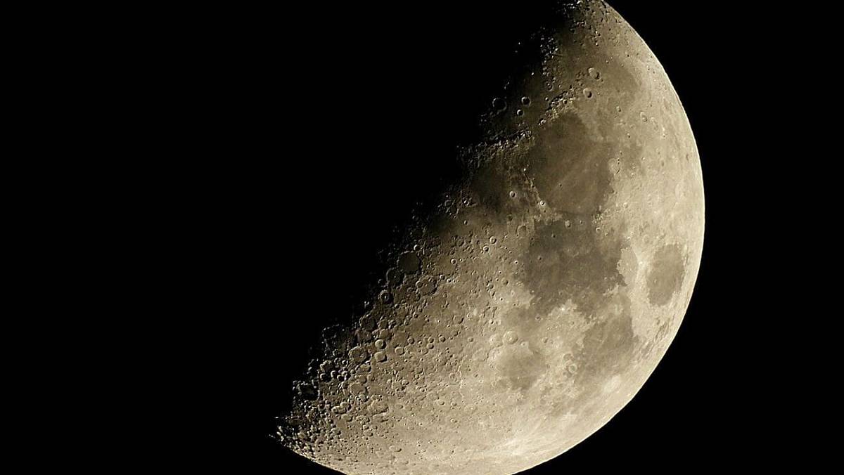 Vědcům z NASA spadla brada. Na Měsici se objevila podivná věc