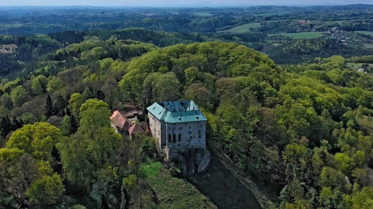 Tajemný hrad Houska: Stavba bez vody a bez strategického významu dodnes mate historiky