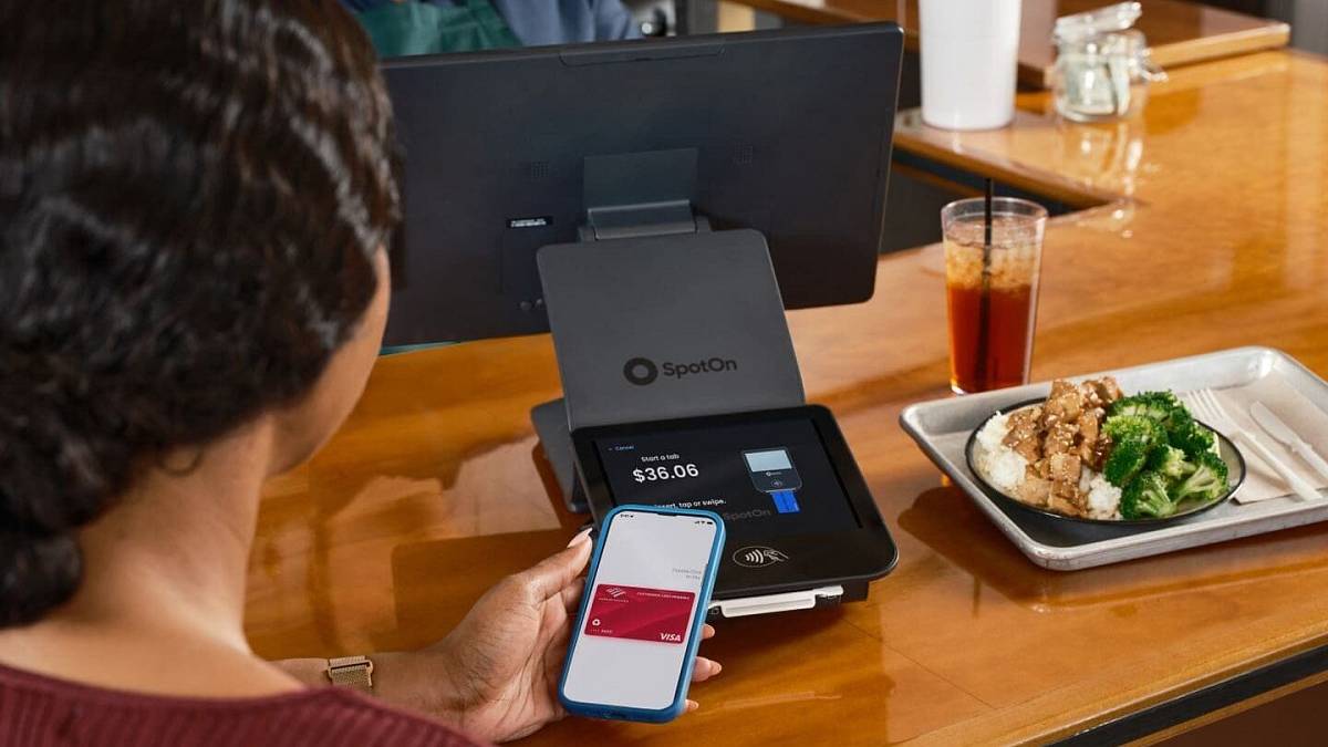 Nové platební terminály okrádají klienty restaurací o desítky korun. Při platbě kartou si „krádež“ sami odsouhlasíte