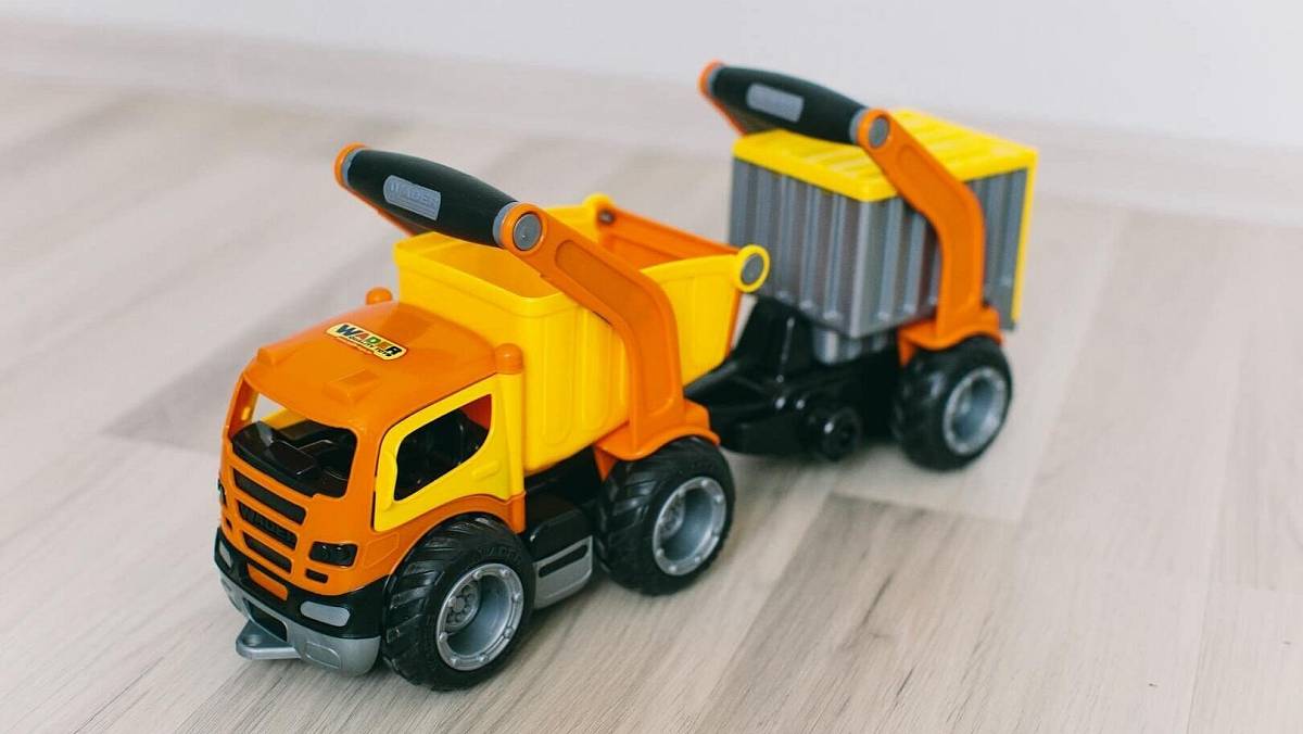 Retro hračky z Husákovy éry: Proč dnes stojí tisíce a jak poznat originál