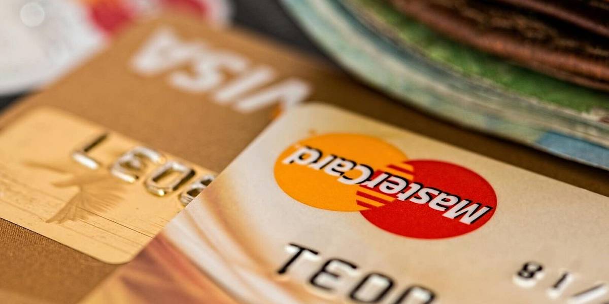 EU chce zrušit klasické platební karty Visa a Mastercard. Lidé se bouří