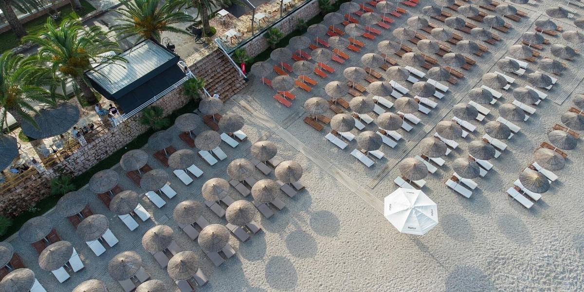„Lehátka u bazénu jsou obsazená už v 6 ráno“: turista podává v Řecku žalobu a žádá tisíc eur jako odškodné
