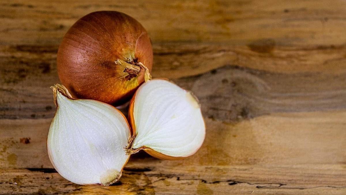 Jak použít cibuli k růstu vlasů. Starý recept funguje lépe než drahé doplňky stravy