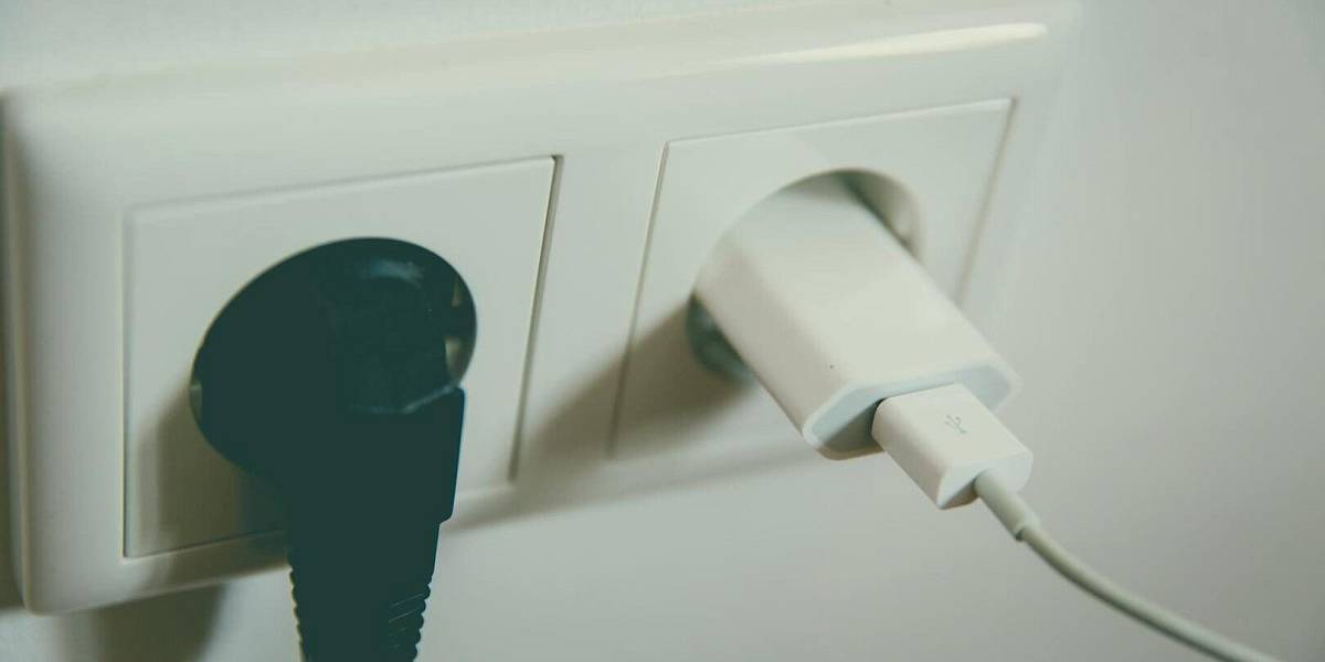 Klasické elektrické zásuvky končí. I v Česku je nahrazuje zařízení, co ušetří až 2000 Kč ročně