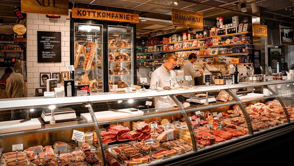 Kaufland začal hlídat maso. Připevňuje na ně bezpečnostní štítky