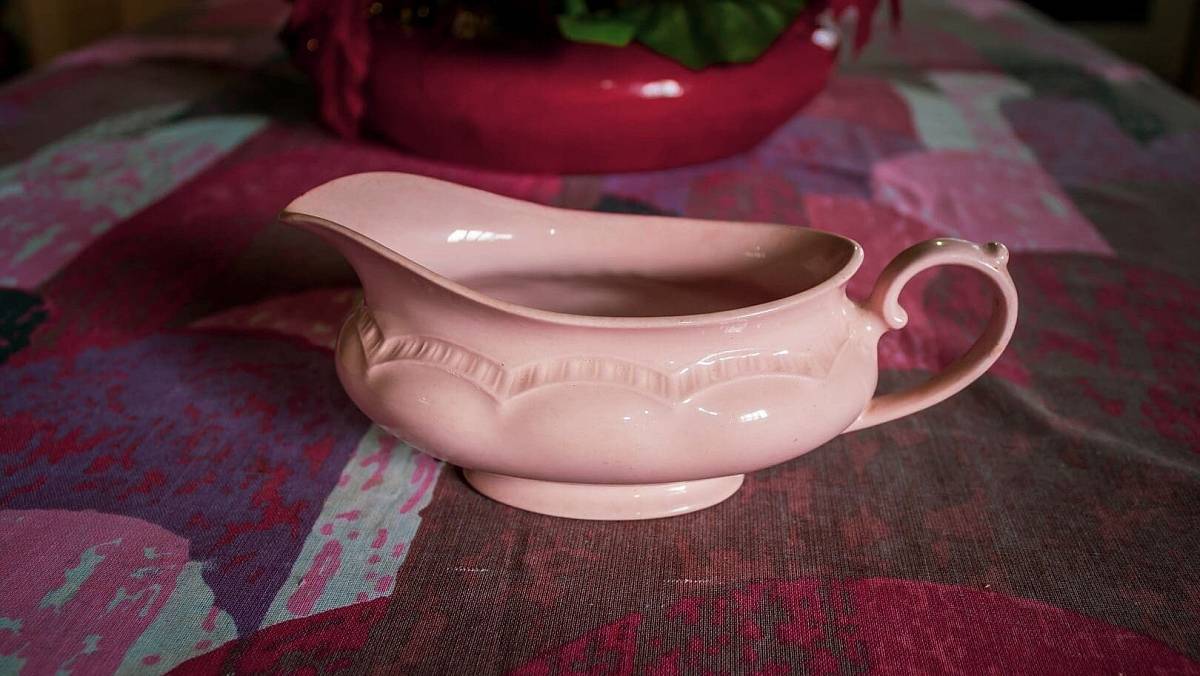 Není růžová jako růžová. Kdo vyšťourá tohe nádobí po babičce, může dát výpověď v práci