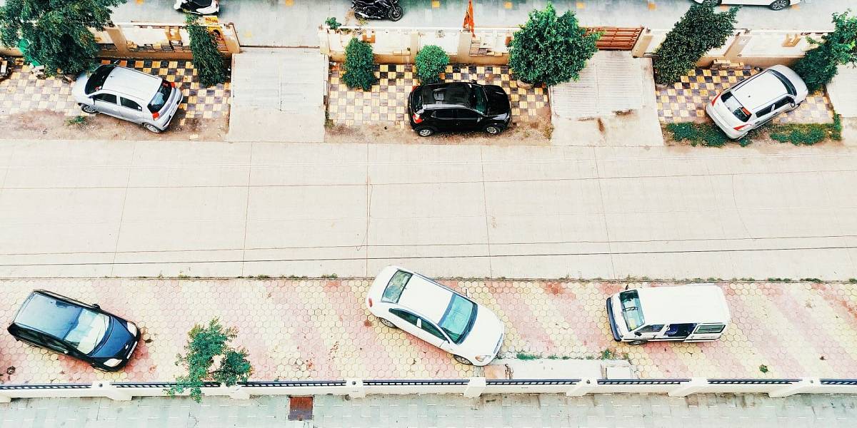 Soused parkoval své luxusní SUV před mými vraty. Uštědřil jsem mu lekci, že na to v životě nezapomene