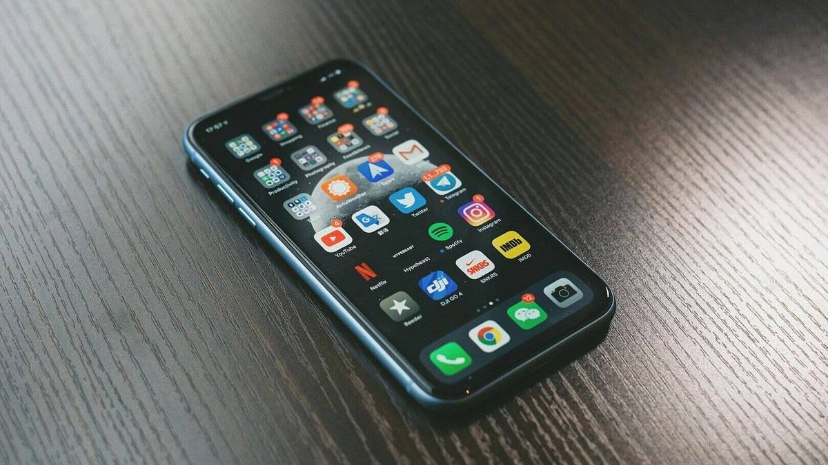 Co znamenají malé dírky na mobilu: Slouží pro mikrofon, SIM kartu i tlak vzduchu