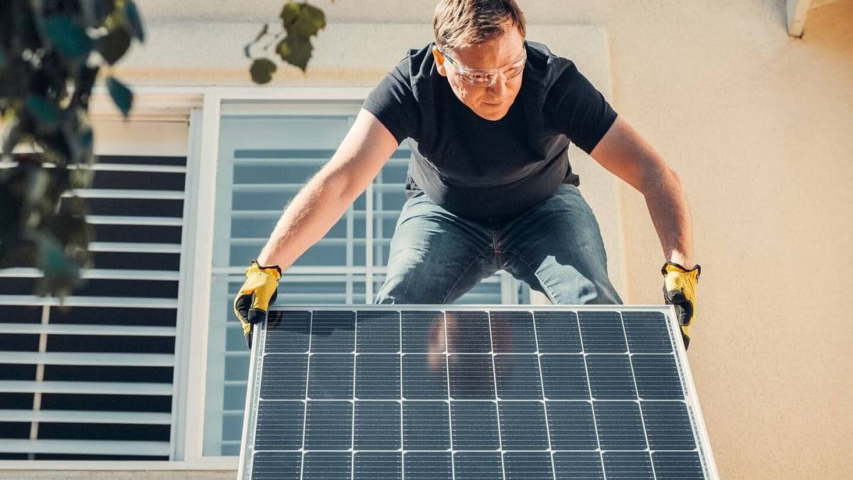 Češi šílí z tohoto levného solárního systému: Snižuje účty, vejde se na balkon a potřebujete jen zásuvku