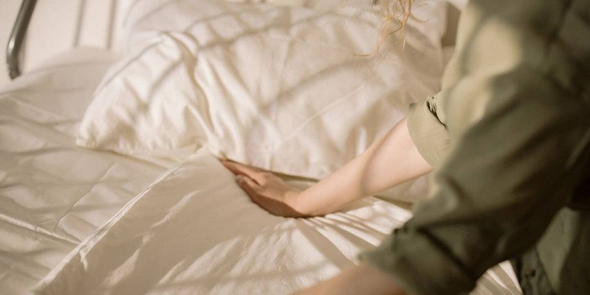 Zapomeňte na žehličku. Jednoduchý trik vyhladí povlečení úplně bez práce