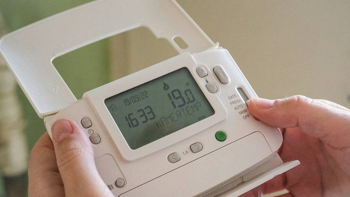 Ani sušička, ani bojler. V létě vám nejvíc elektřiny sežere úplně jiné zařízení