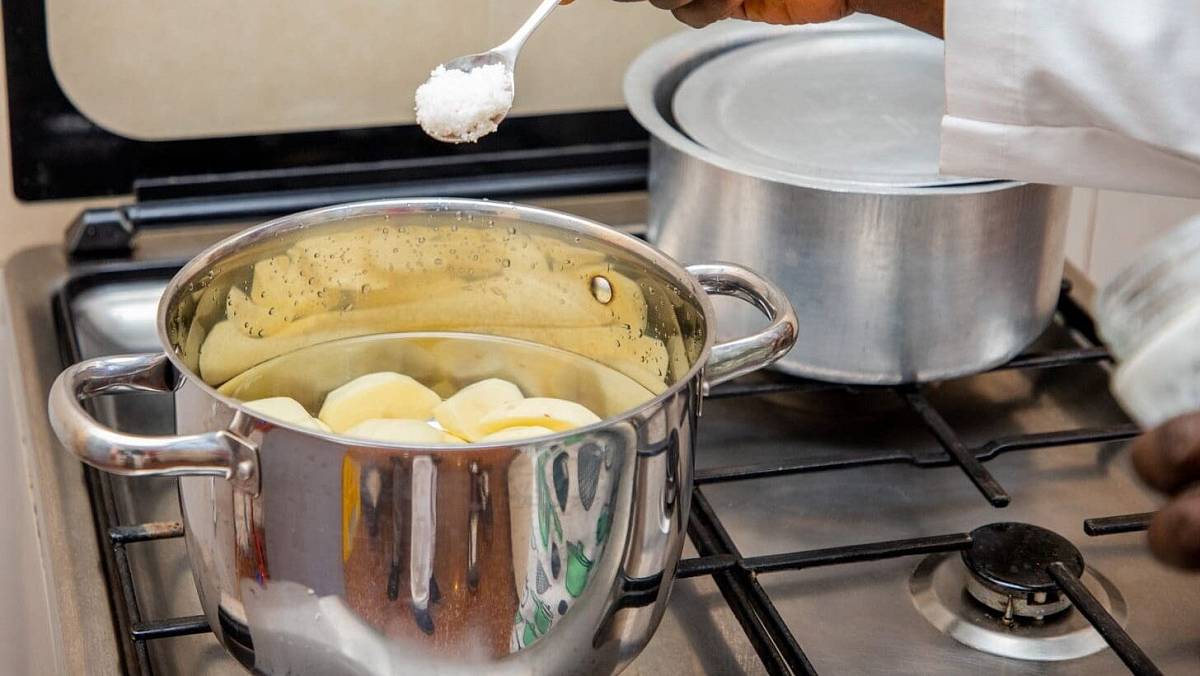 Vodu z brambor nalijte do lavoru a vložte do ní nohy. Dělaly to naše babičky a věděly proč