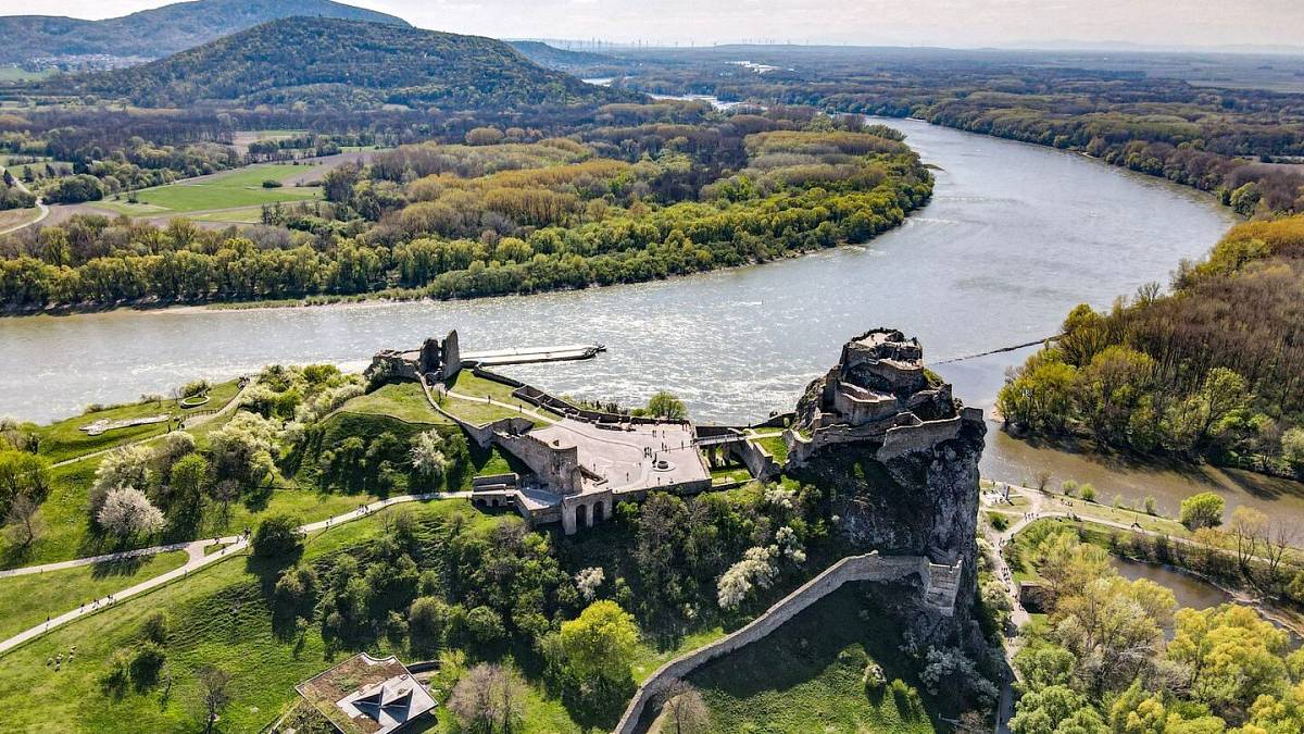 Nízká hladina Dunaje pod hradem Děvín odkryla část monumentu. Objevilo se stoleté tajemství