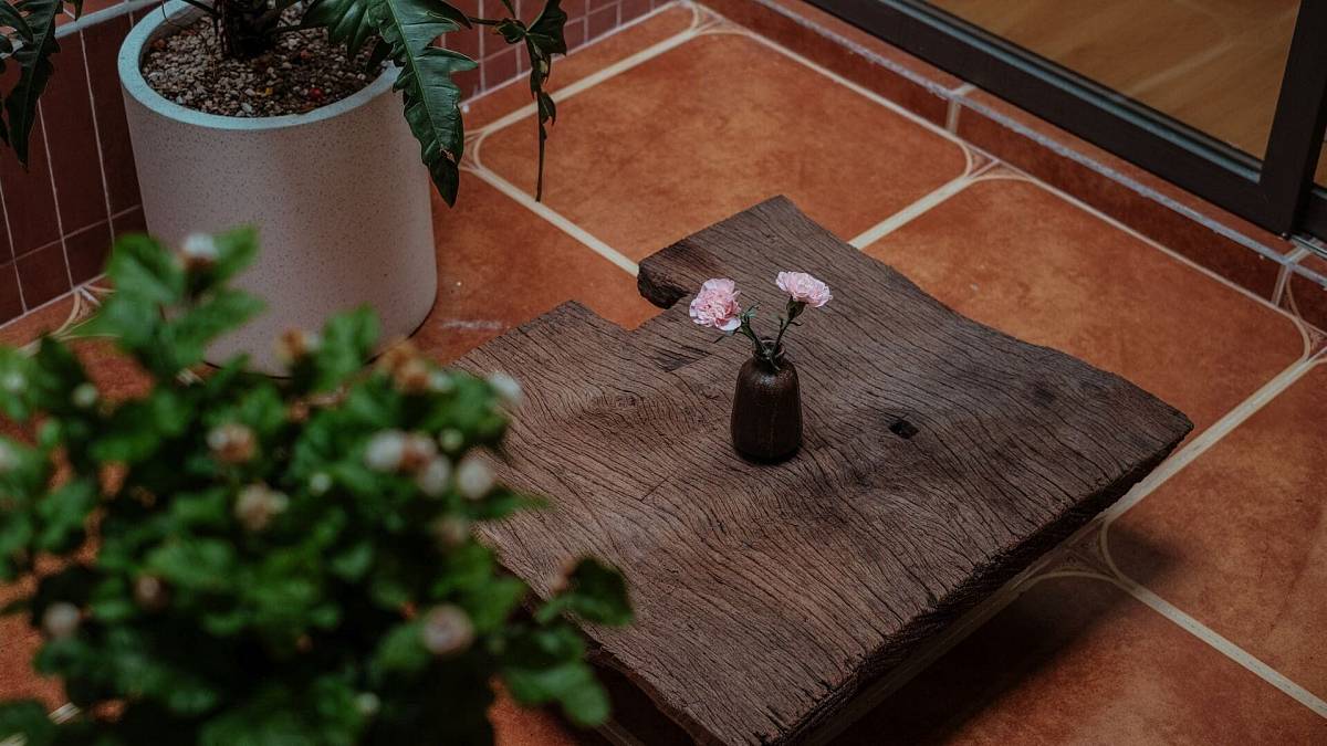 Zapomeňte na klasickou dlažbu a plovoučku. Podlahy v Česku dobývá krásný zapomenutý materiál