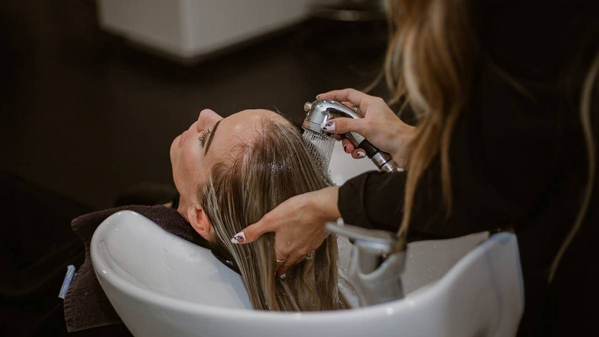 Dermatologové varují: Časté mytí vlasů narušuje pokožku a způsobuje mastnotu