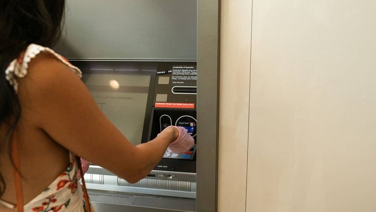 Banky apelují na klienty. Vyberte peníze a schovejte doma. Zveřejnily přesnou částku