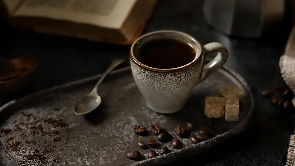Porcelánové hrnky z období socialismu mohou mít velkou hodnotu. Jak to poznáte?